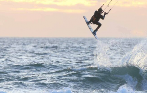 Chi l&rsquo;ha visto? Appello della famiglia per ritrovare un surfista scomparso