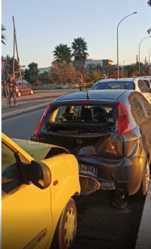 Copertino, incidente al drive in, coinvolte numerose auto - VIDEO