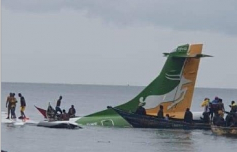 Aereo di linea con 49 persone a bordo precipita nel lago Vittoria in Tanzania