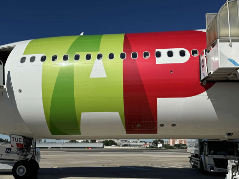 Volo TAP Air Portugal da Roma Fiumicino a Lisbona sbaglia manovra e urta la coda durante il decollo