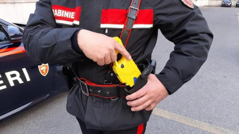 Uomo muore dopo il fermo della polizia con pistola taser