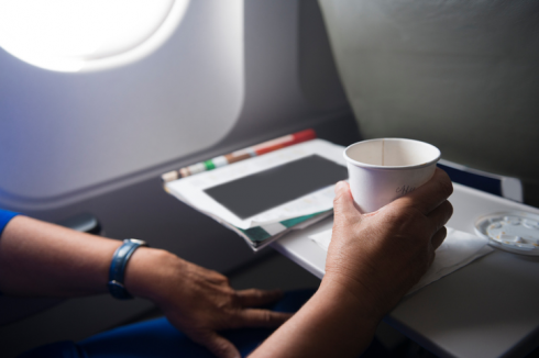 Uno studio americano consiglia: "Non bere caffè o tè e non lavarti mai le mani a bordo degli aerei"