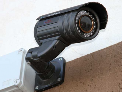 Cassazione penale: non integra la “violenza privata” la telecamera di videosorveglianza puntata sulla strada che riprende i vicini se la finalità è la sicurezza ed è adeguatamente segnalata.