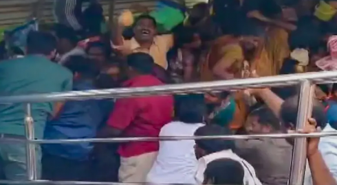 India, tragedia in un tempio: una folla in preda al panico provoca la morte di 10 fedeli che vengono calpestati – Il video