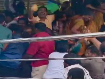 India, tragedia in un tempio: una folla in preda al panico provoca la morte di 10 fedeli che vengono calpestati – Il video