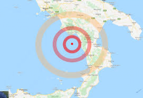 Terremoto alle 6.31 in Calabria. Scosse di magnitudo 4.4, gente per strada