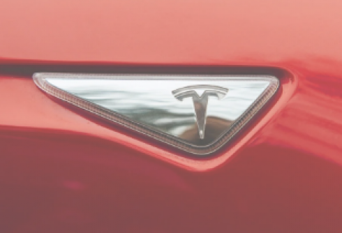 Tesla richiama altri 2,2 milioni di veicoli negli Usa: “Colpa delle spie luminose”
