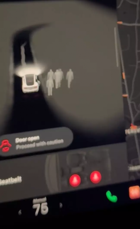 Una Tesla rileva “fantasmi” in un cimitero – Il video