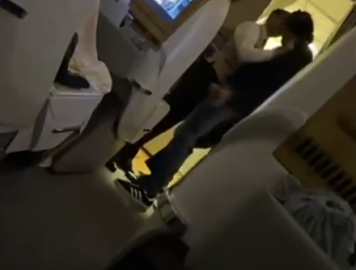 Il passeggero ubriaco e aggressivo durante il volo da una testata all'assistente di volo della Emirates Airlines