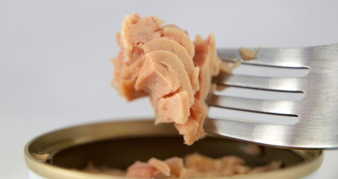 Agguato a tavola. Tonno in scatola in olio d'oliva, scatta il ritiro: all'interno frammenti di plastica.
