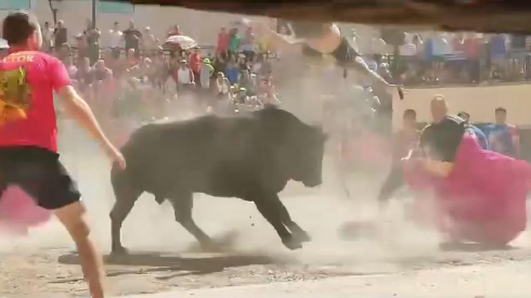 Spagna, turista entra in arena per sfidare il toro, viene incornato