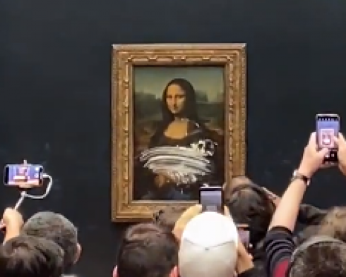 Una torta in faccia alla Gioconda – VIDEO