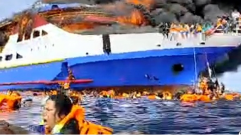 Traghetto in fiamme, i passeggeri tra cui diversi bambini si gettano in mare. Il video dell’incendio