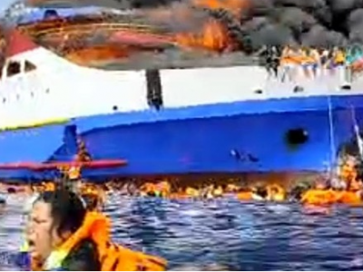 Traghetto in fiamme, i passeggeri tra cui diversi bambini si gettano in mare. Il video dell’incendio