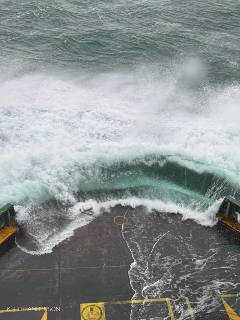 Onda anomala allaga il ponte auto di un traghetto durante la tempesta negli Stati Uniti – Il video