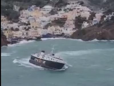 Paura a bordo di un traghetto diretto a Ponza che si inclina tra le onde in balia del forte vento, distrutte le auto – Il video