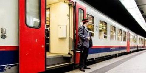 Trascinata sotto un treno a causa del cappotto incastrato nelle porte, si ritrova amputata