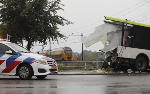 VIDEO - Treno investe bus sui binari nei Paesi Bassi