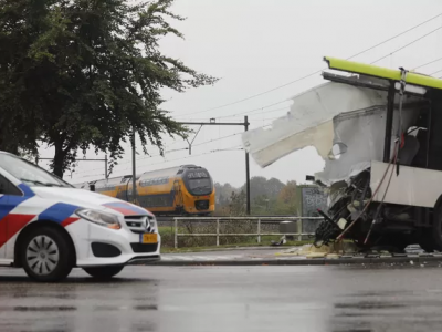 VIDEO - Treno investe bus sui binari nei Paesi Bassi