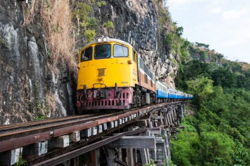 Turista neozelandese muore mentre si fa un selfie sulla "ferrovia della morte"
