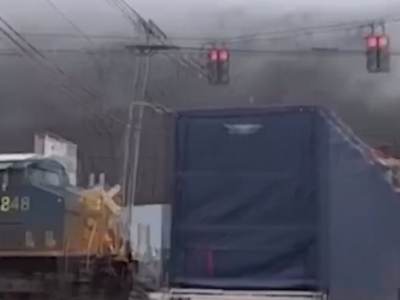 Scontro al passaggio a livello tra treno e camion Amazon negli Stati Uniti - Il video