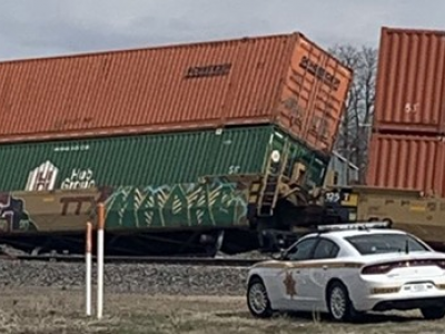 Le immagini dello spettacolare deragliamento di un treno merci.