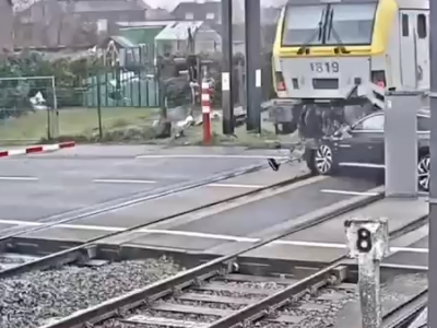 Video di una spettacolare collisione tra un'auto e un treno