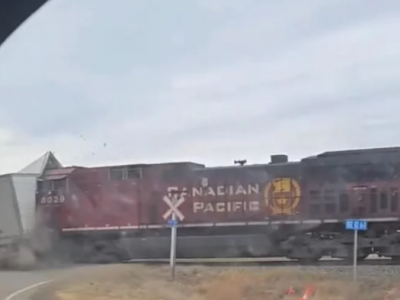 Un treno si schianta contro un semirimorchio che si era fermato sui binari del passaggio a livello &ndash; Il video