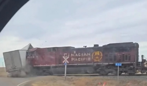 Un treno si schianta contro un semirimorchio che si era fermato sui binari del passaggio a livello &ndash; Il video