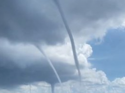 Spettacolari trombe d'acqua si formano contemporaneamente al largo delle Isole Baleari. Ecco il video