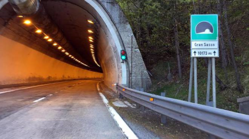 L’Adac, l’automobile club tedesca, lancia l’allarme sulla sicurezza dei tunnel italiani, sono pericolosi: “Sette su otto non sono sicuri”.
