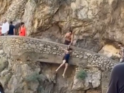 Brutto incidente nelle acque della Costiera Amalfitana. Turista filmata mentre cade da una scogliera nel Fiordo di Furore