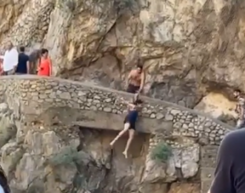 Brutto incidente nelle acque della Costiera Amalfitana. Turista filmata mentre cade da una scogliera nel Fiordo di Furore