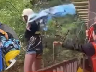 Viaggiare sicuri: una turista precipita e muore da un'altalena sospesa su una cascata