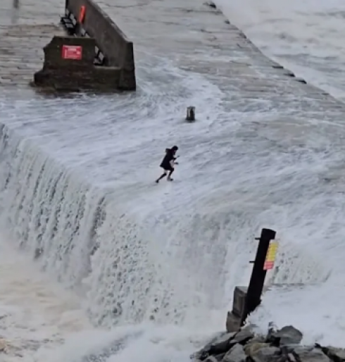 Selfie mania, turista sì fa una foto durante la tempesta e viene travolta dall’onda anomala – Il video
