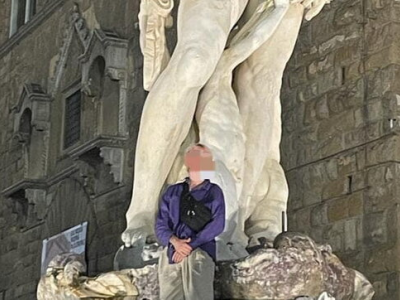 Selfie mania, turista tedesco di 22 anni danneggia la statua del Nettuno a Firenze per una foto – Il video