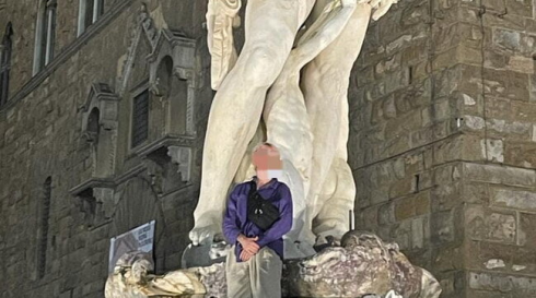 Selfie mania, turista tedesco di 22 anni danneggia la statua del Nettuno a Firenze per una foto – Il video
