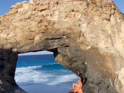Selfie mania: turista rischia di annegare per scattare una foto al mare ma un'onda se la porta via - Il video