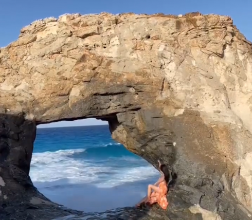 Selfie mania: turista rischia di annegare per scattare una foto al mare ma un'onda se la porta via - Il video