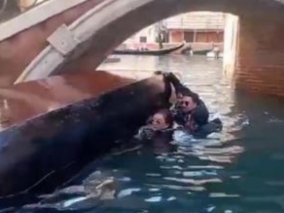 Venezia, turisti sbilanciano la gondola per un selfie e si rovesciano, il video diventa virale sui social