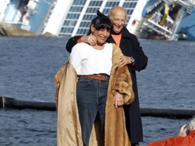 turisti che si fotograno davanti al relitto nave