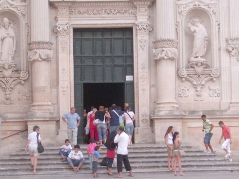 turisti seduti davanti chiesa duomo lecce turisti seduti davanti chiesa duomo lecce