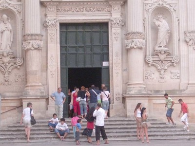 turisti seduti davanti chiesa duomo lecce