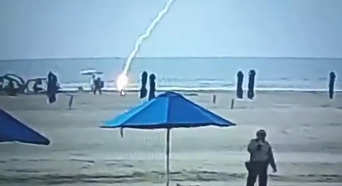 Donna sulla spiaggia viene colpita da un fulmine – Il video