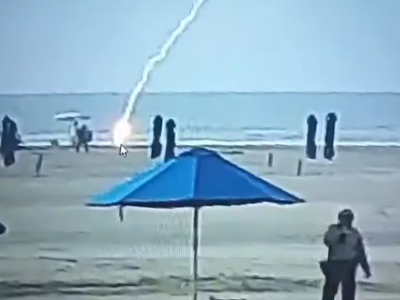Donna sulla spiaggia viene colpita da un fulmine – Il video