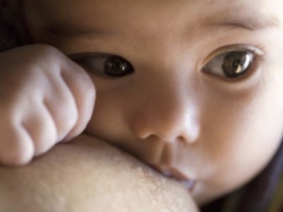 madre che allatta il suo bambino