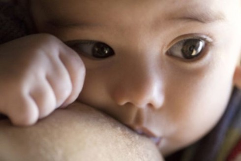 madre che allatta il suo bambino madre che allatta il suo bambino