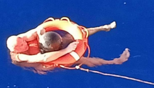 Cade in mare sopravvive 14 ore nell'Oceano Pacifico aggrappato ad una boa.