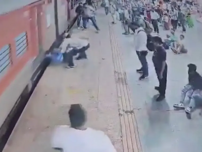 Momento terrificante: un uomo indiano viene trascinato per 50 metri dopo essere rimasto incastrato tra un treno e la banchina della stazione ferroviaria