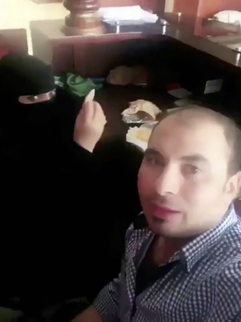 Arabia Saudita, fa un selfie mentre mangia in un luogo pubblico con una donna: arrestato